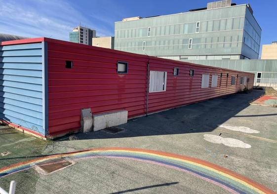 Imagen exterior de los antiguos barracones de la guardería de La Paz, en la avenida Juana Jugán.