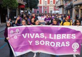 Las integrantes del Colectivo Sororidad levantan el puño durante la manifestación del 8-M, este viernes, en Orihuela.