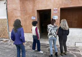 Cuatro empleadas del Cavi de Ceutí se concentran a las puerta del edificio.