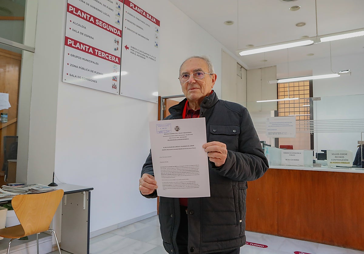 Florencio Dimas con el escrito que ha presentado en el registro general del Ayuntamiento.