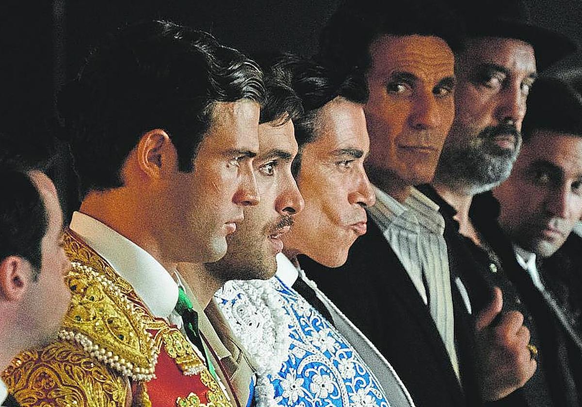 Óscar Jaenada (4i) interpreta a un torero en 'La Suerte'.