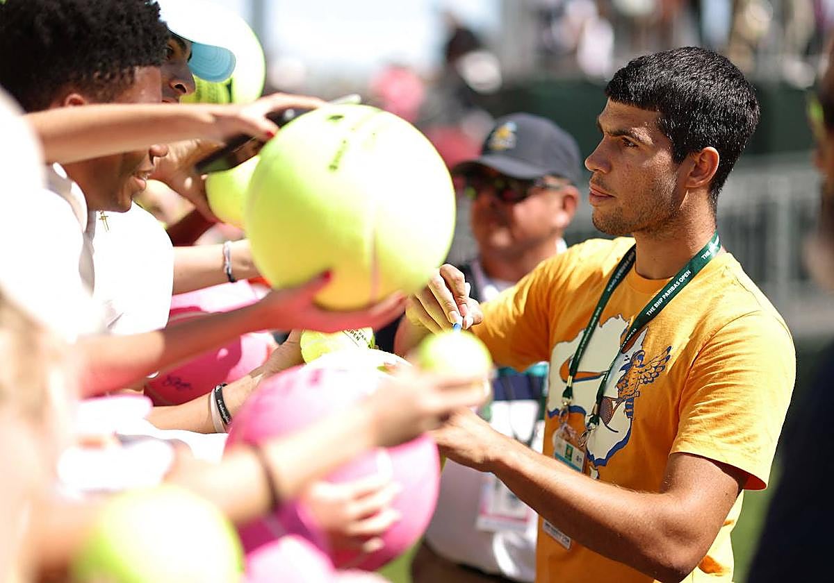 Carlos Alcaraz, este viernes, firma autógrafos en la pista de Indian Wells.