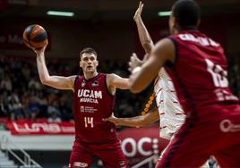 Dustin Sleva intenta conectar con Troy Caupain, en un partido esta temporada.