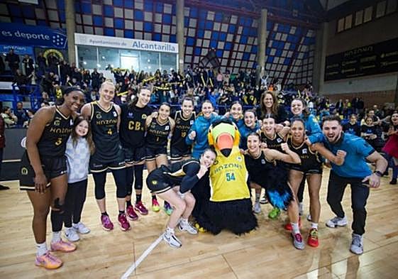 Las jugadoras del Hozono Global Jairis celebran su triunfo.