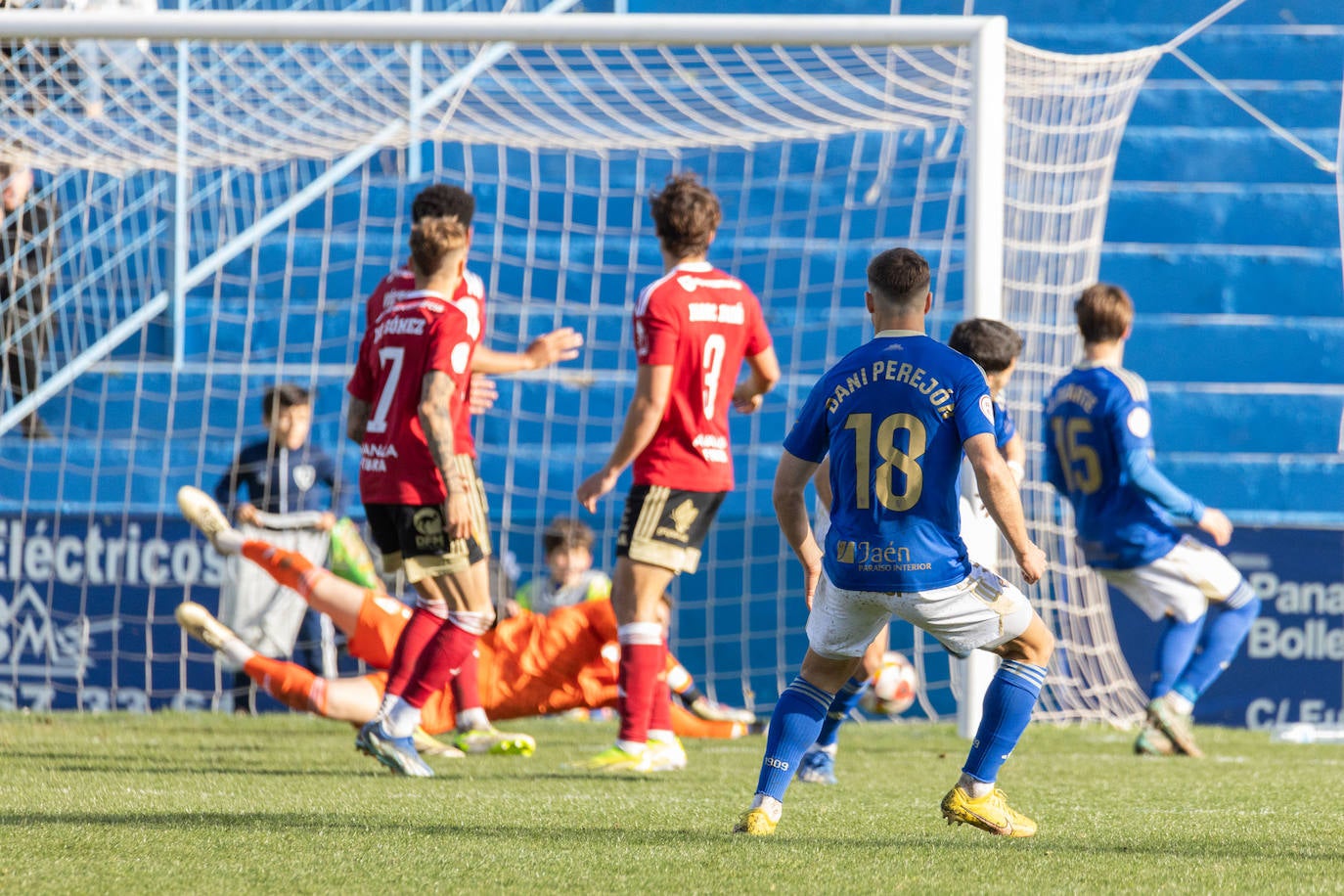 La derrota del Real Murcia frente al Linares Deportivo, en imágenes