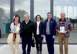 Algunos de los miembros de la Asociación Amigos de la Solidaridad visitando la residencia.