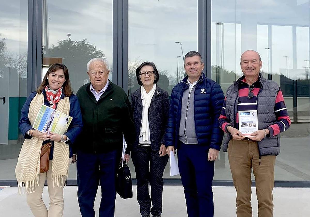 Algunos de los miembros de la Asociación Amigos de la Solidaridad visitando la residencia.