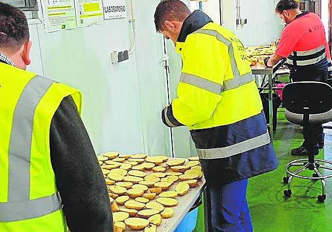 Laboratorio de análisis en el puerto.