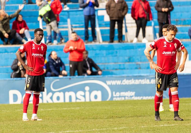 Pedro León y Sabit, cabizbajos, tras el gol del Linares.