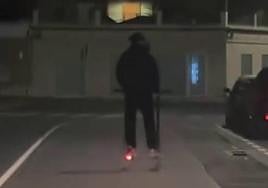 El infractor, en el momento de ser sorprendido montado en dos patinetes a la vez.