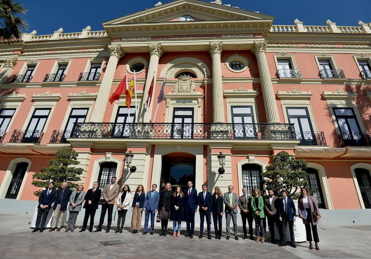 Minuto de silencio en la entrada del Ayuntamiento de Murcia.