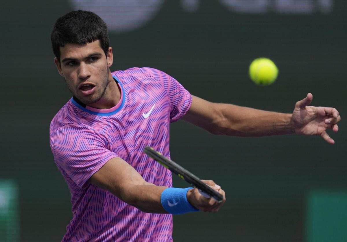 Carlos Alcaraz haciendo una dejada ganadora en su partido de ayer frente a Auger-Aliassime.