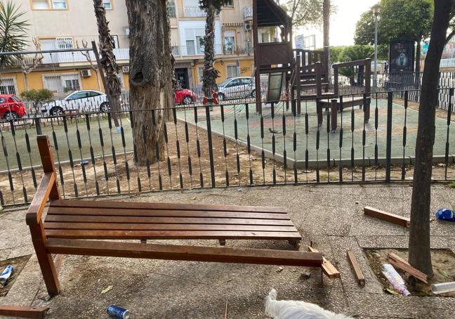 Banco vandalizado en el parque de Intendente Jorge Palacios.