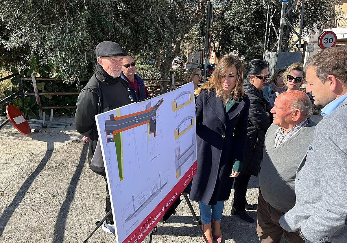 La vicealcaldesa, Rebeca Pérez, presenta el plan de construcción del nuevo puente.