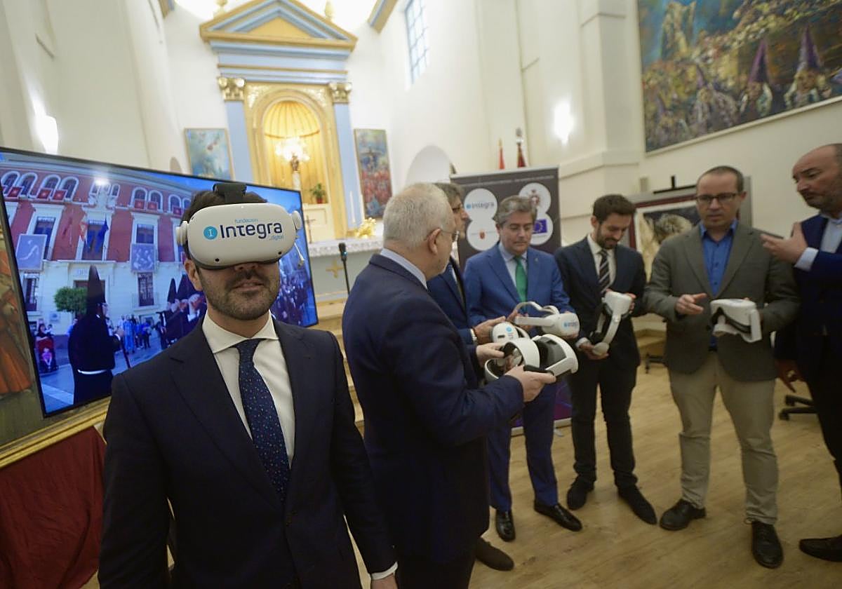 El edil Diego Avilés prueba la aplicación en la presentación.