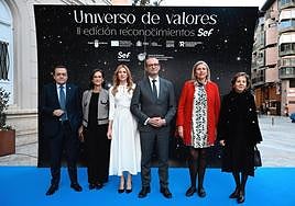 El consejero Víctor Marín (centro), junto a otras autoridades y premiados, este martes.
