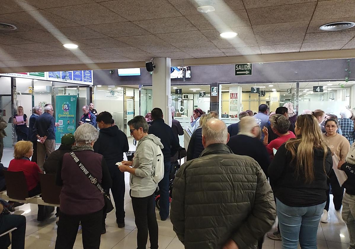 Colas en el Ayuntamiento de Molina para renovar la tarjeta del bus.