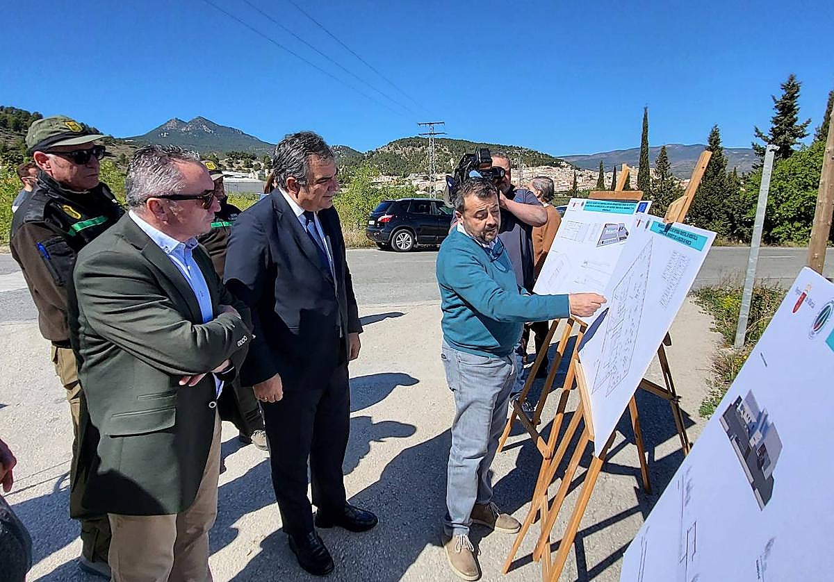 El consejero de Medio Ambiente, Juan María Vázquez, junto con el alcalde de Moratalla, Juan Soria, presenta las nuevas infraestructuras de prevención y extinción de incendios forestales.