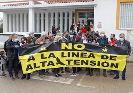 Vecinos de Aguaderas protestan por la línea de alta tensión, en una imagen de archivo.