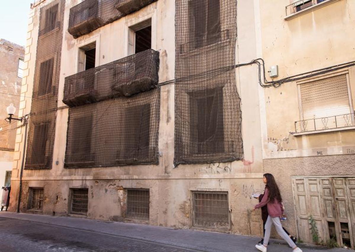 Imagen secundaria 1 - Globo sonda para testar si Orihuela está a favor de más sanciones a los propietarios de viviendas ruinosas