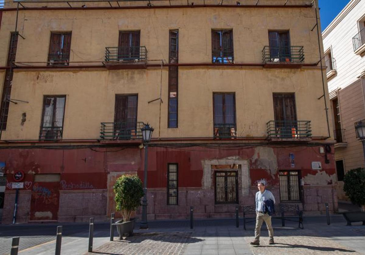 Vivienda junto a la plaza Ramón Sijé en un penoso estado de conservación.