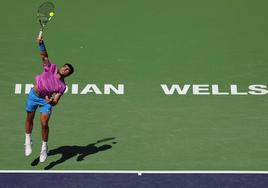 Carlos Alcaraz realiza un saque, esta semana en Indian Wells.