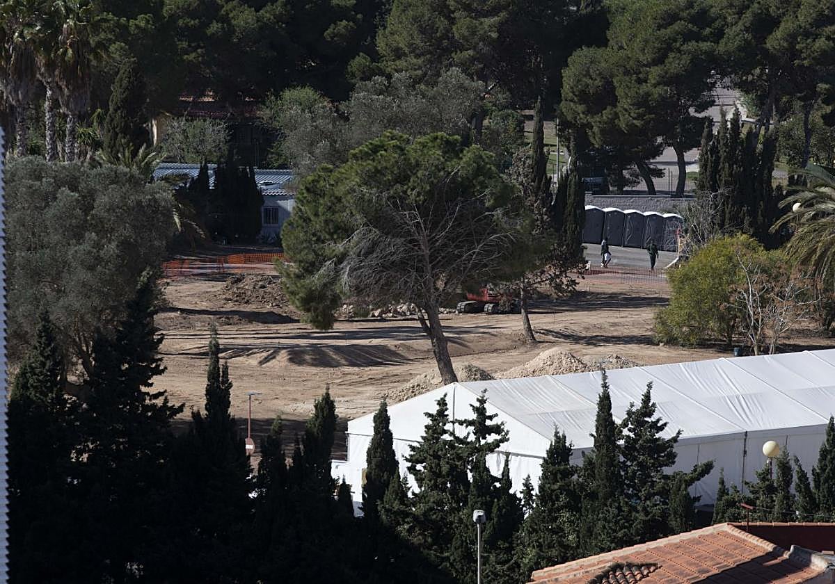 Terrenos allanados junto a una de las carpas del campamento.