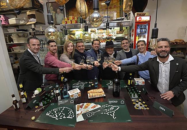 De izquierda a derecha, los protagonistas de las jornadas gastronómicas José Miguel Garrido (Huelva), Rafael García 'Bebe' (Córdoba), María Dolores Acién (Almería), Ángel Luis López (Jaén), Francisco Javier Hidalgo (Granada), Pepe Rubiales (Málaga), Óscar Girón (Cádiz), Andrés Arroyo (Sevilla) y José María Rubiales.