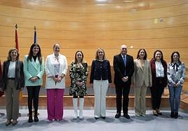 La Consejería de Política Social refuerza su equipo con la incorporación de María Antonia Abril Sánchez (3ª dcha) y Naira Isabel Sánchez Zamora (3ª izq).