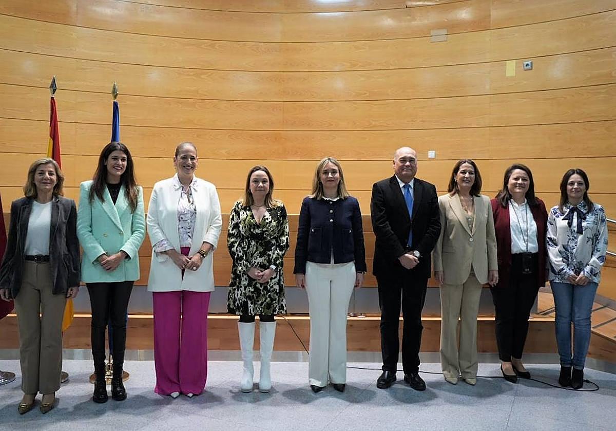 La Consejería de Política Social refuerza su equipo con la incorporación de María Antonia Abril Sánchez (3ª dcha) y Naira Isabel Sánchez Zamora (3ª izq).