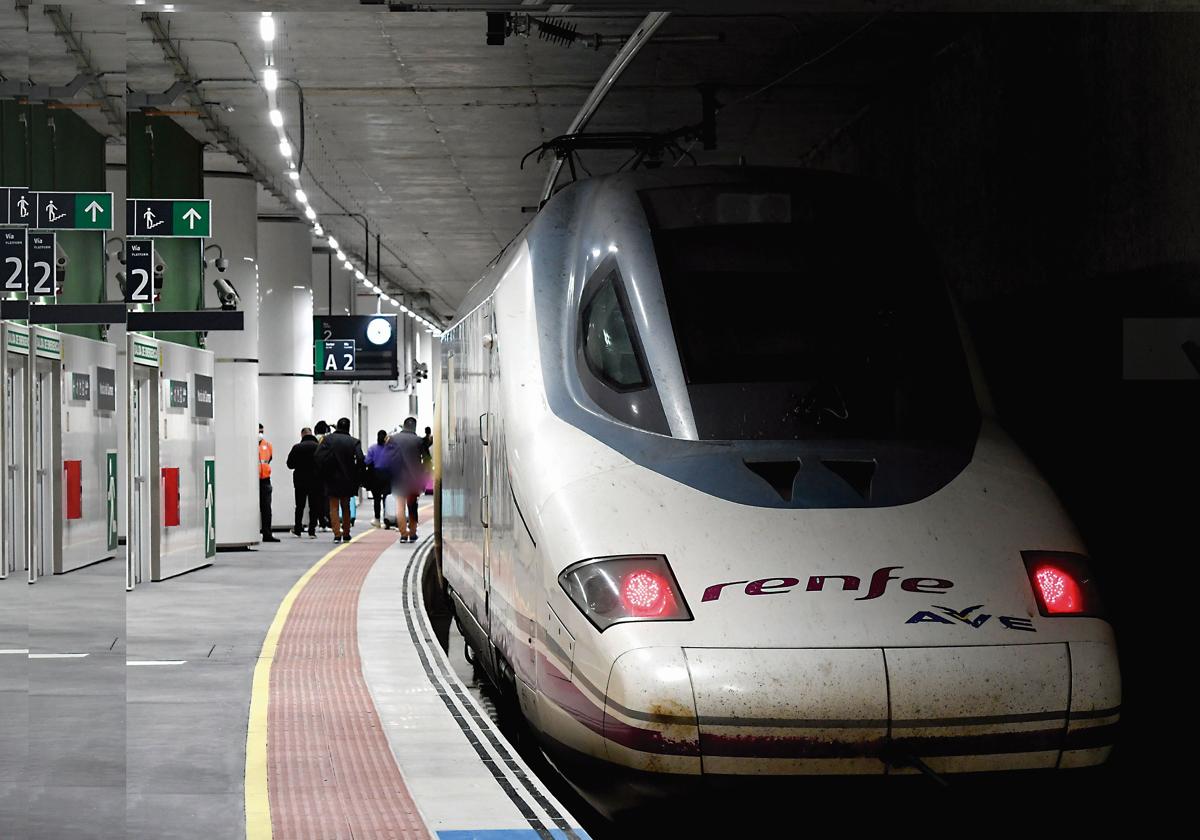 Un tren AVE en la estación del Carmen de Murcia.