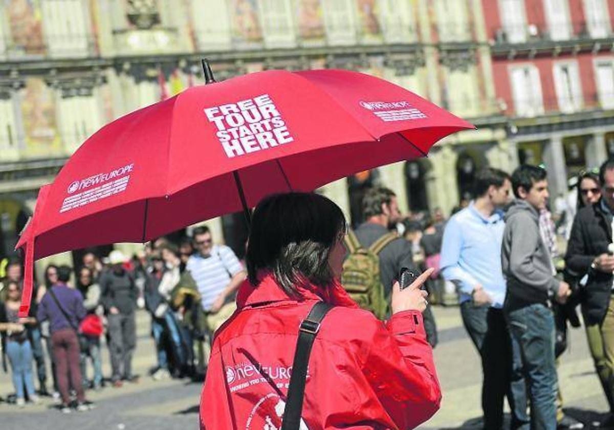 Una guía dirige un 'free tour', en una imagen de archivo.