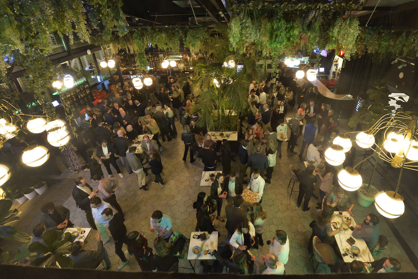 Las imágenes del cóctel de bienvenida en el Mercado de Correos de Murcia