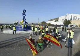 Un grupo de agricultores y ganaderos de la plataforma 6F tratan de bloquear este jueves la entrada de camiones a Primafrio.