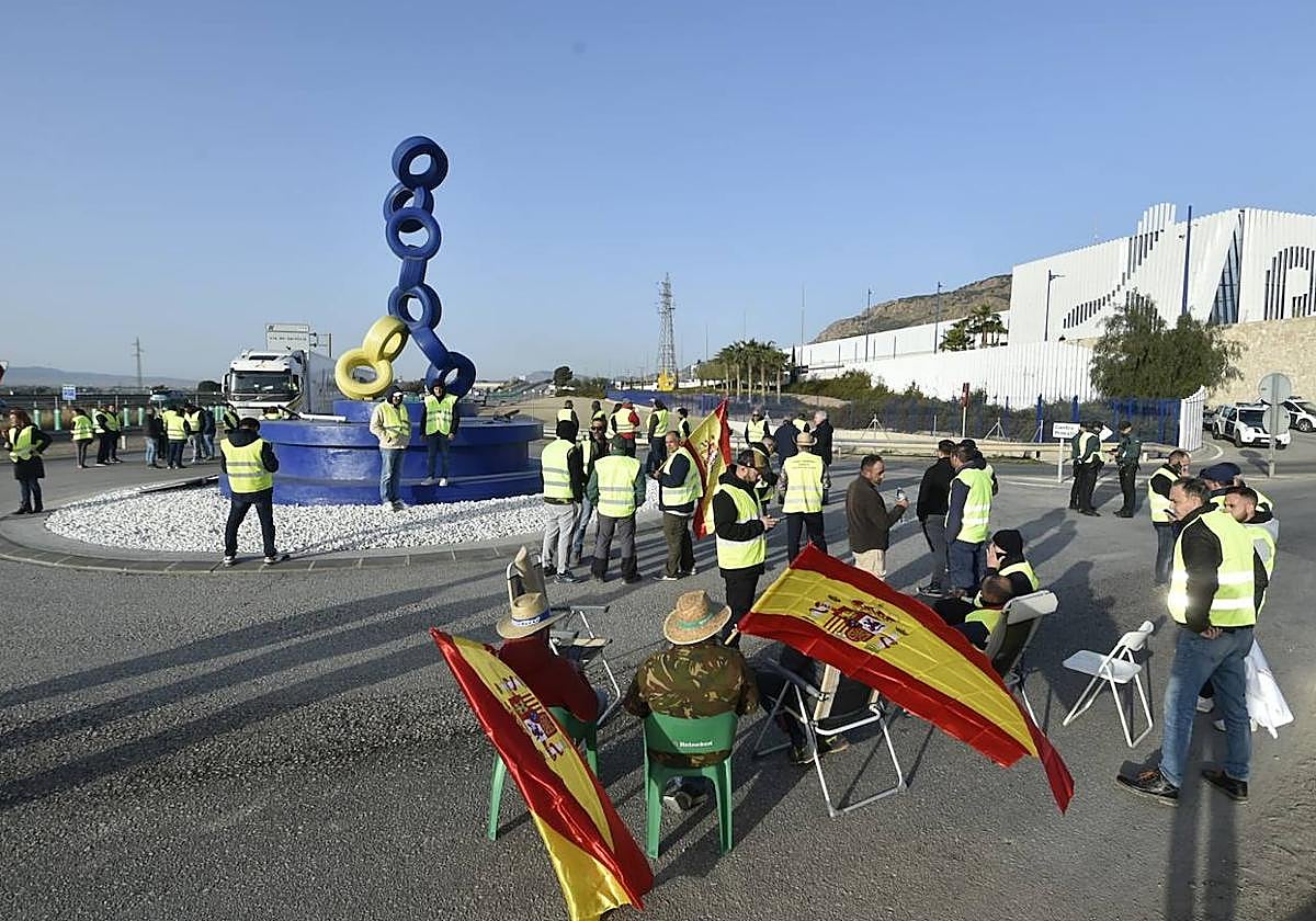 Un grupo de agricultores y ganaderos de la plataforma 6F tratan de bloquear este jueves la entrada de camiones a Primafrio.