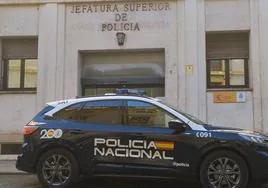 Un coche de la Policía Nacional frente al edificio de la Jefatura Superior de Murcia.