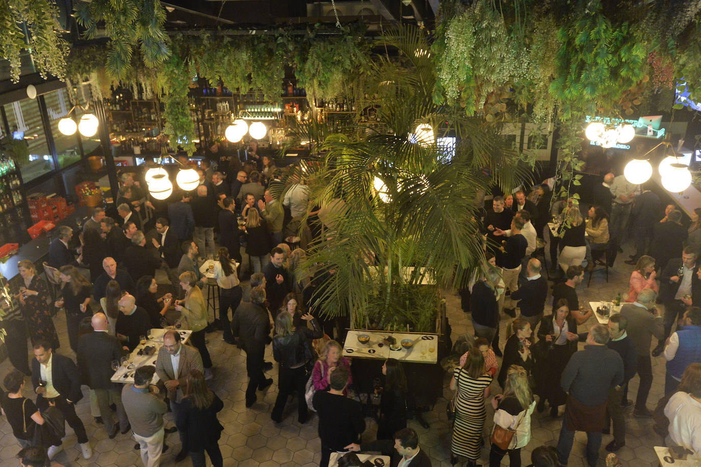 Las imágenes del cóctel de bienvenida en el Mercado de Correos de Murcia