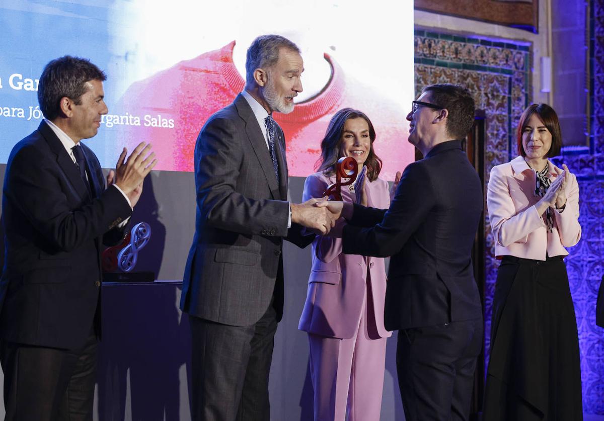 Miguel Ángel Mompeán recibe de manos de Felipe VI el galardón, este jueves.