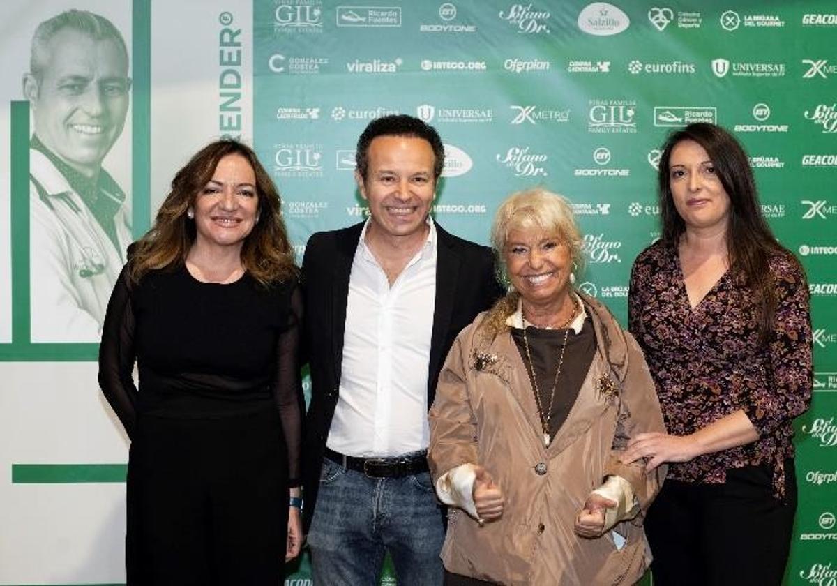 Raquel Blasco, en la gala de Never Surrender, junto al presidente de la fundación Alberto Gónzalez-Costea; la Directora de la Fundación para la Formación e Investigación Sanitarias, M. Fuensanta Martínez; y la Directora General de Atención Hospitalaria del SMS, Irene Marín.