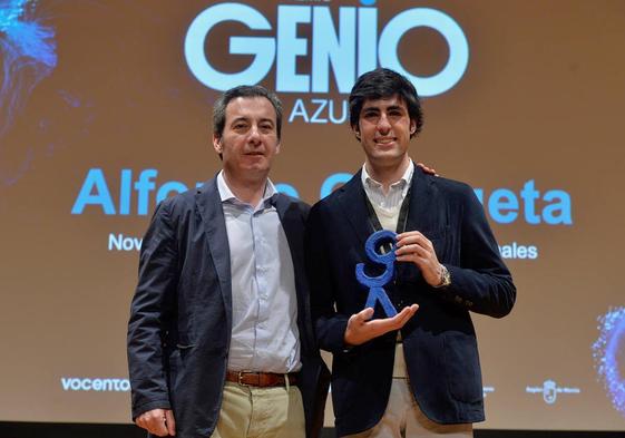 Alfonso Jiménez-Millas, director del grupo Vocento.Medios, junto al escritor Alfonso Goizueta, ganador del Premio GENIO Azul.
