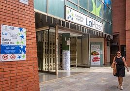 Un mujer paseo junto a La Plasa, cerrada por su acceso junto a la calle Azorín.