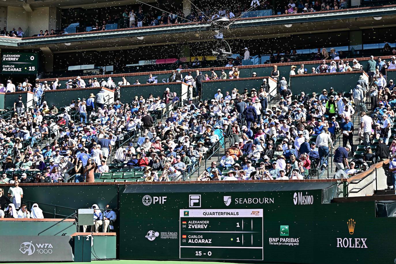 La victoria de Carlos Alcaraz ante Zverev tras la invasión de abejas en Indian Wells, en imágenes