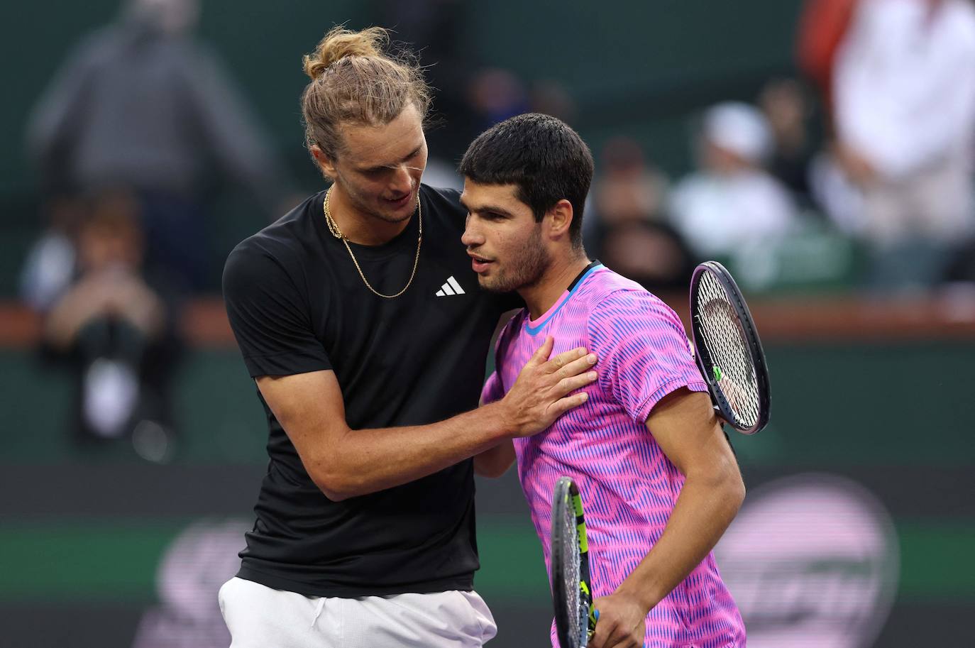 La victoria de Carlos Alcaraz ante Zverev tras la invasión de abejas en Indian Wells, en imágenes