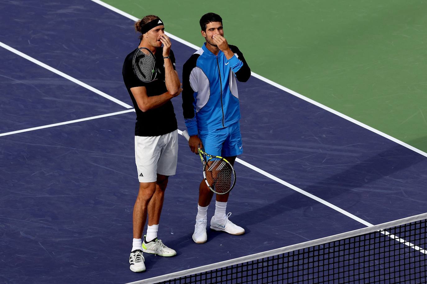 La victoria de Carlos Alcaraz ante Zverev tras la invasión de abejas en Indian Wells, en imágenes