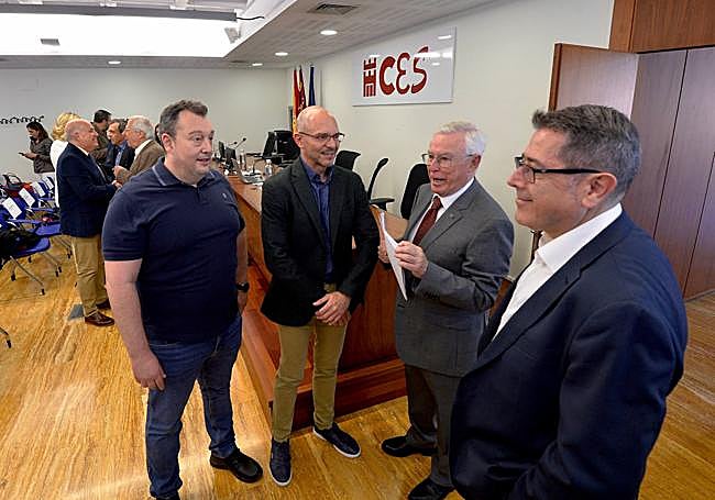 Los autores del estudio Jorge Martínez, José María Abellán y Fernando Ignacio Sánchez, junto con el presidente del CES, José Antonio Cobacho (2d).