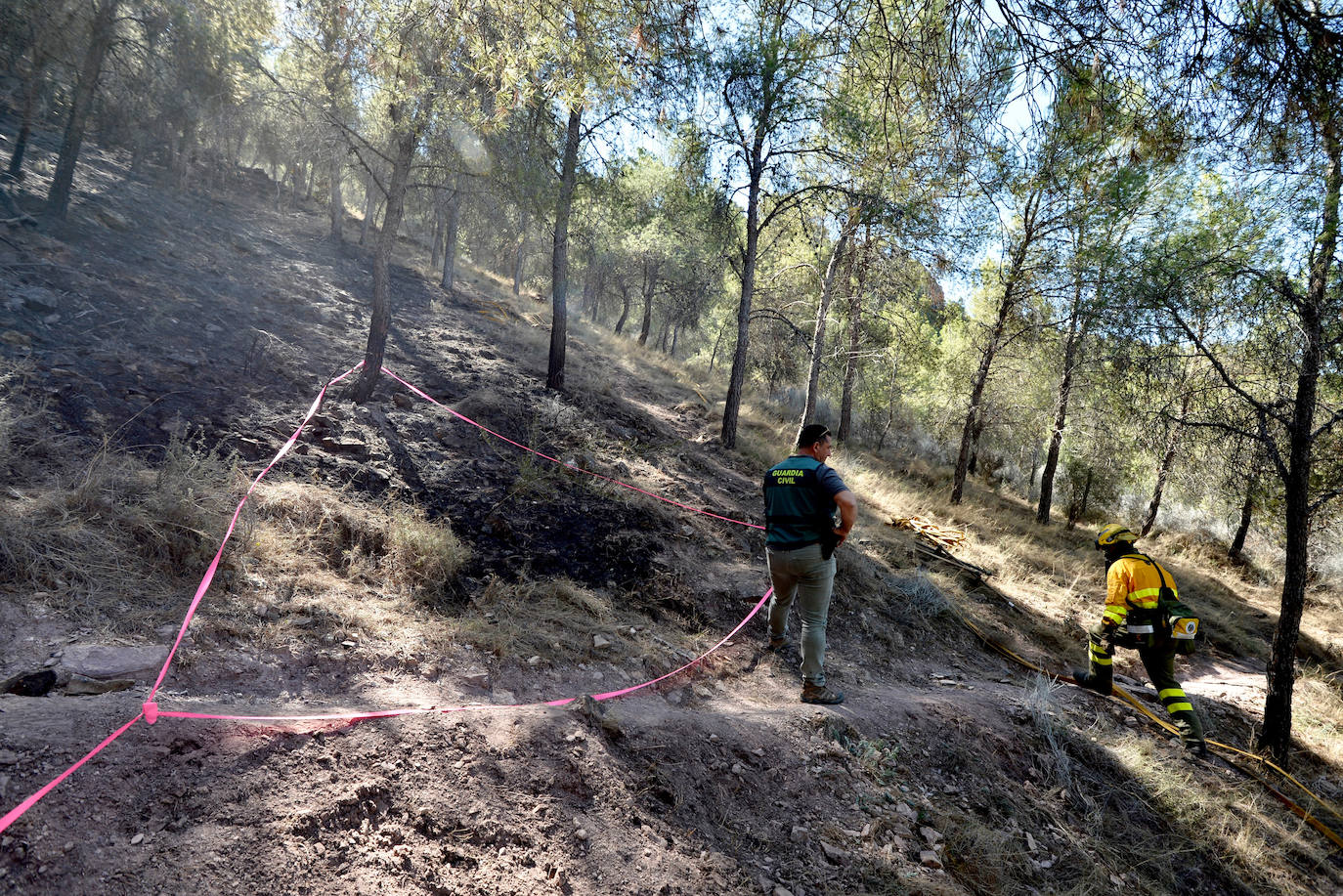 Bomberos y Guardia Civil investigan el incendio en Algezares