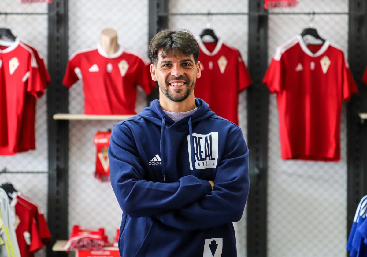 José Ruiz, ayer, en la tienda oficial del Real Murcia, en el estadio Enrique Roca.