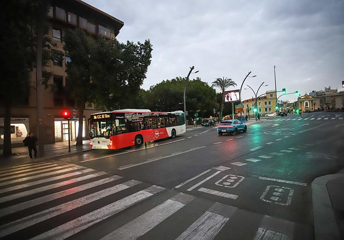 Uno de los autobuses que dejarán de transitar por la Gran vía hacia la Circular a partir del Martes Santo.