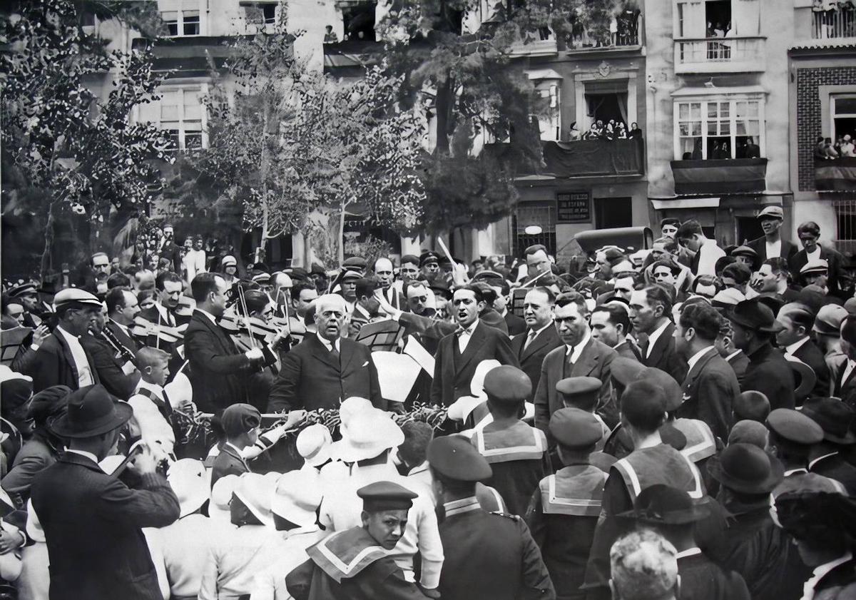 Imagen principal - 1. El afamado barítono Marcos Redondo en la inauguración del monumento a Isidoro Máiquez, en la Plaza San Francisco, el 2 de mayo de 1927. 2. Partida de bautismo de Isidoro Máiquez. 3. El actor, pintado por Goya, en 1807.