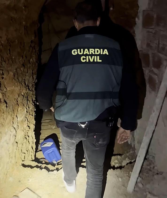 Imagen secundaria 2 - Arresto de dos de los acusados y uno de los túneles que conectaban las viviendas de la organización para poder huir.